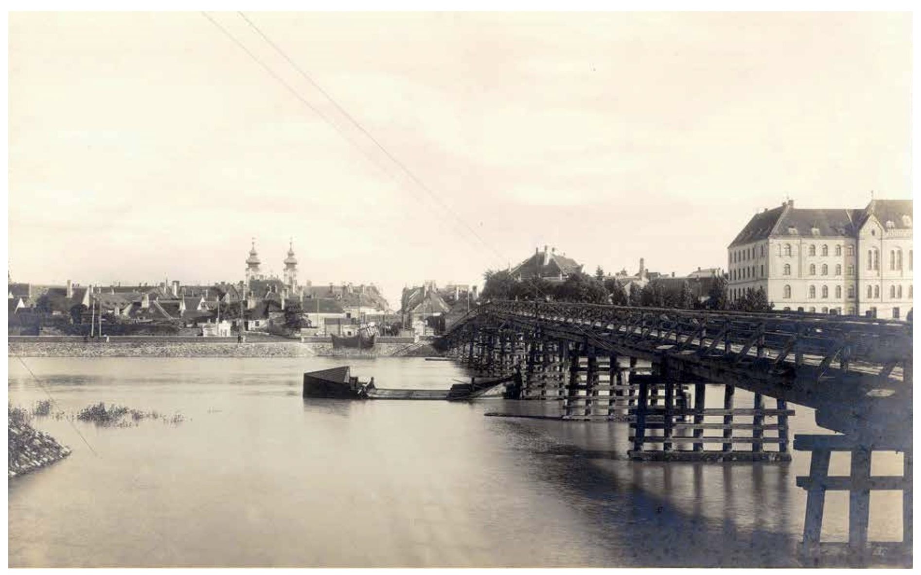 A Hets Testvérek által épített Kecskelábú híd, azaz a Győr és Révfalu közti gyalogoshíd, archív fotó